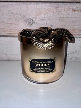 Bath & Body Works 3-wick Halloween Candle - Wicked Vanilla Woods BRAND NEW! 🐍